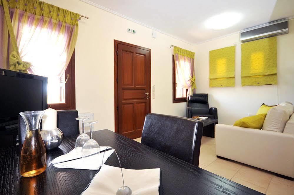 Aithra Apartments & Suites Гаврион Екстериор снимка