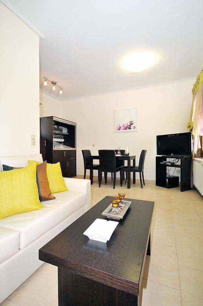 Aithra Apartments & Suites Гаврион Екстериор снимка