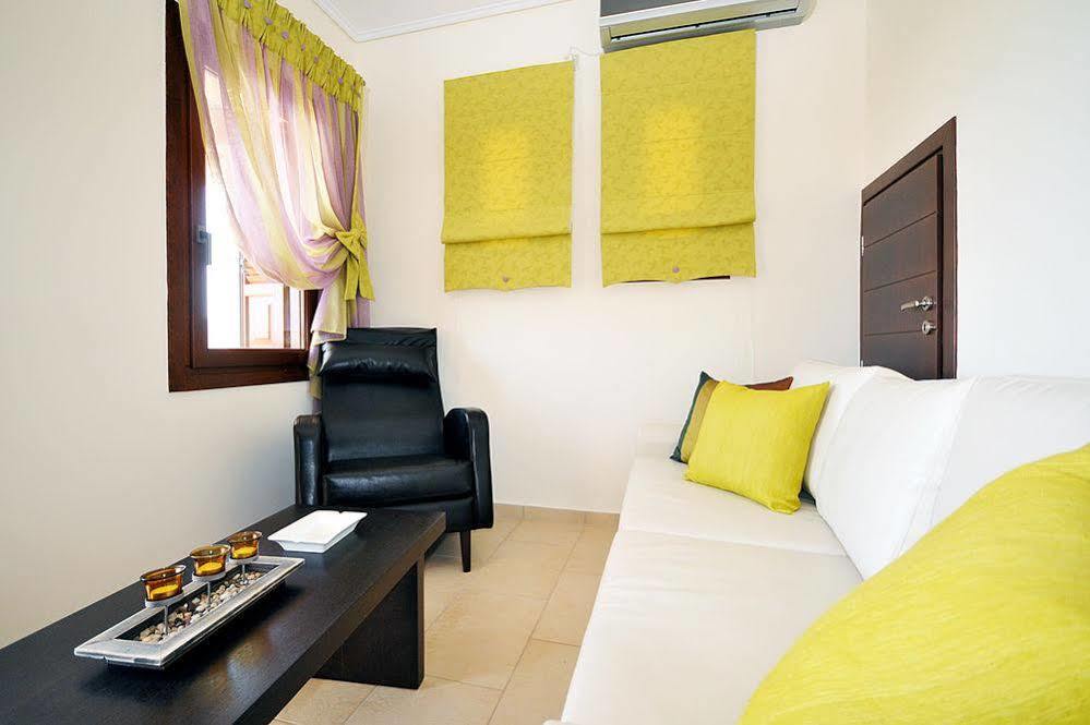 Aithra Apartments & Suites Гаврион Екстериор снимка