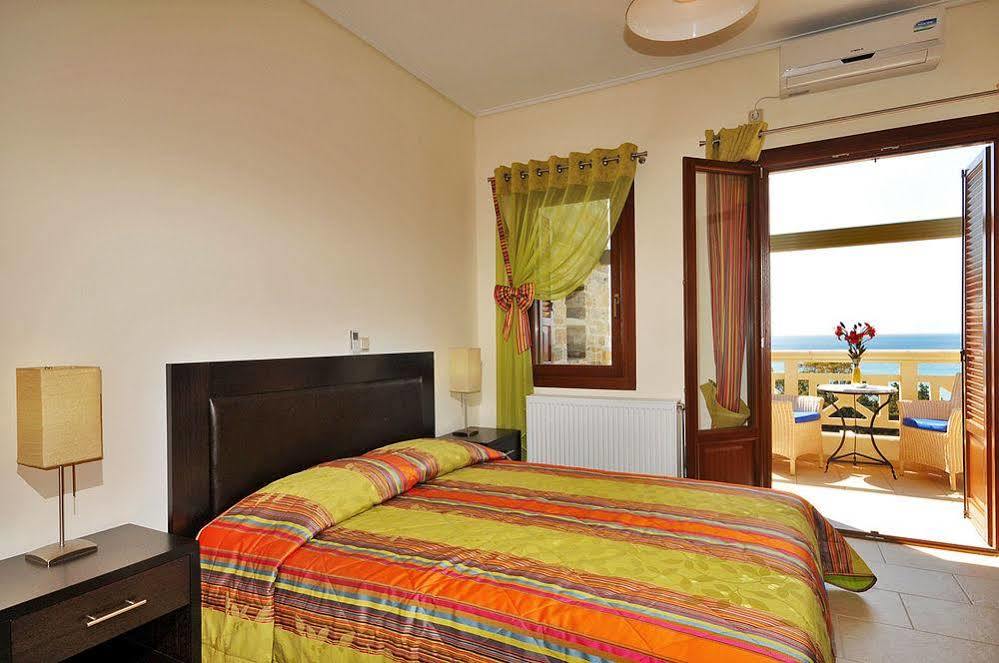 Aithra Apartments & Suites Гаврион Екстериор снимка
