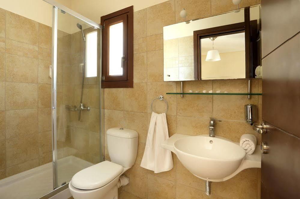 Aithra Apartments & Suites Гаврион Екстериор снимка