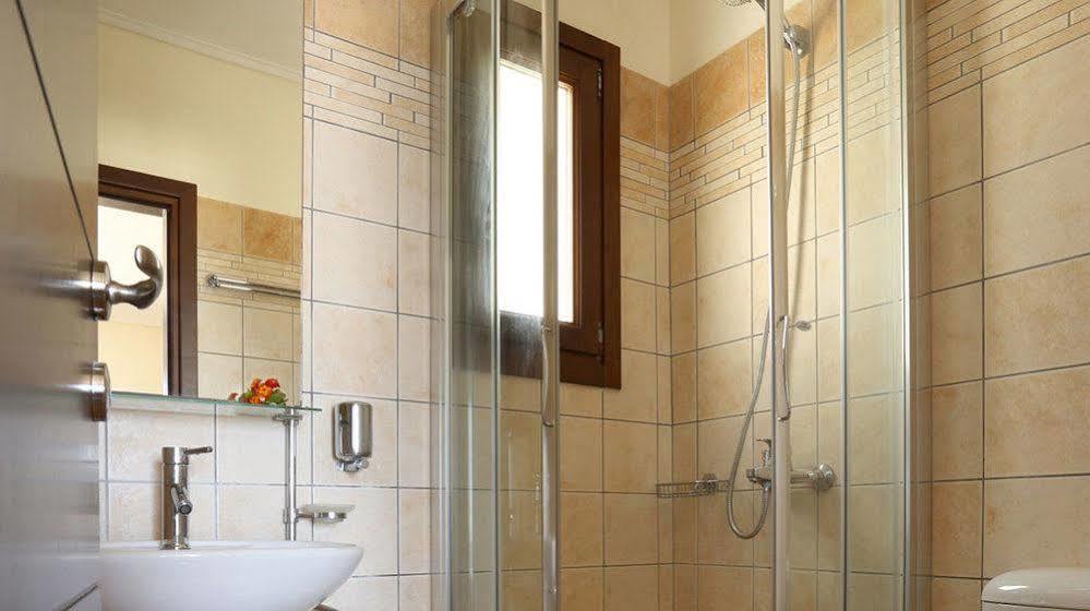 Aithra Apartments & Suites Гаврион Екстериор снимка