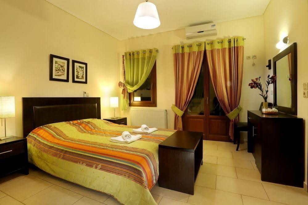Aithra Apartments & Suites Гаврион Екстериор снимка